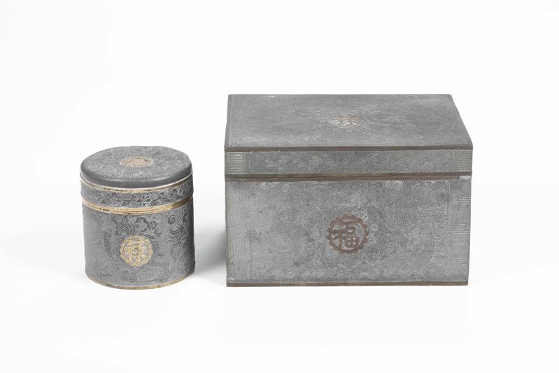 Due scatole in peltro con ideogrammi e figure di draghi, Cina, Dinastia Qing, XIX secolo  - Asta Fine Chinese Works of Art - Cambi Casa d'Aste