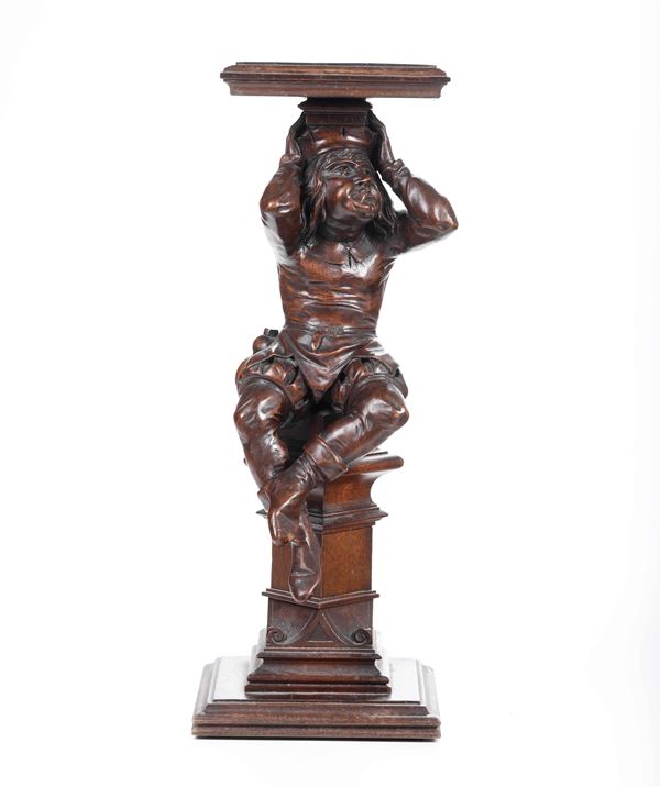 Piedistallo in legno intagliato con figura. XIX-XX secolo