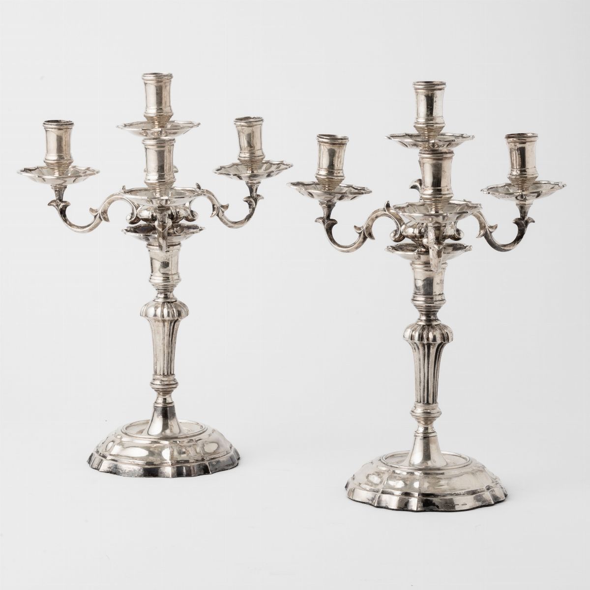 Coppia di Candelabri a Cinque Fiamme. Argenteria Milanese del XX Secolo per Maison Buccellati