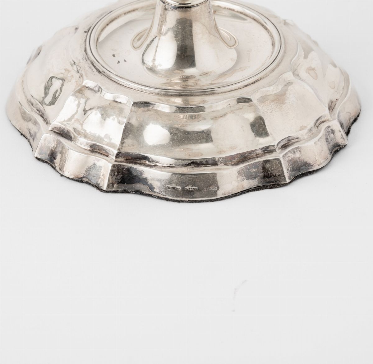Coppia di Candelabri a Cinque Fiamme. Argenteria Milanese del XX Secolo per Maison Buccellati