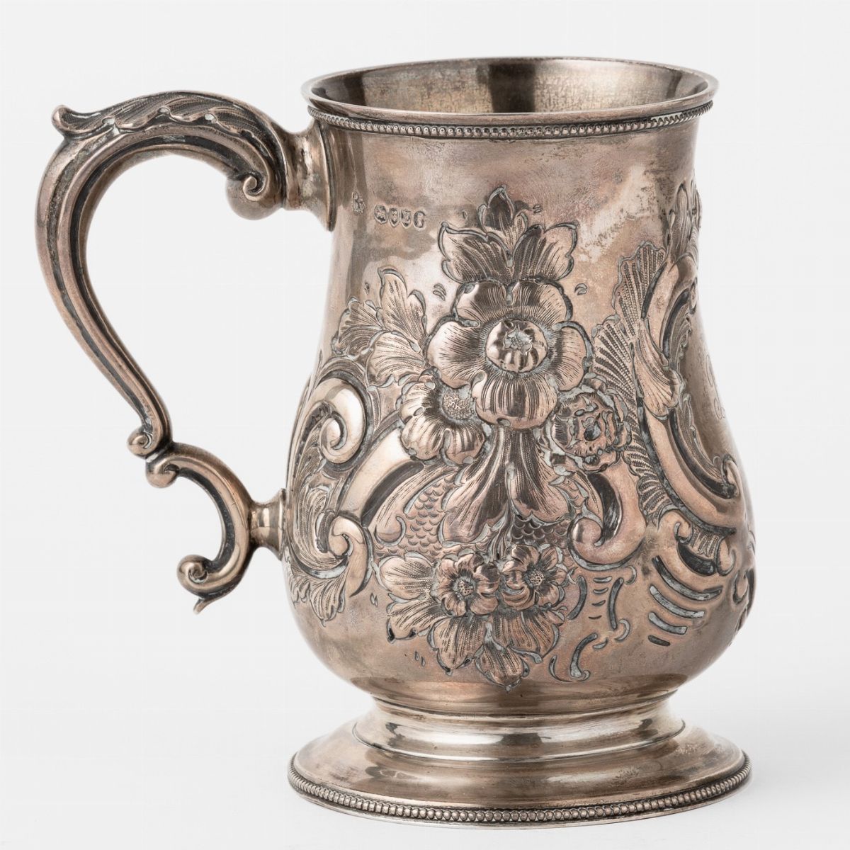 Mug. Argento Fuso e Sbalzato. Londra 1880, Argentiere Dhch (?) Non Identificato