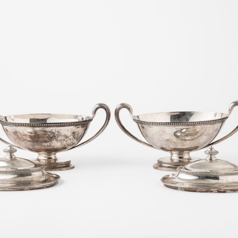 Coppia di Zuppiere. Argento Fuso e Sagomato. una con Bollo della Città di Londra per L'anno 1779 ...