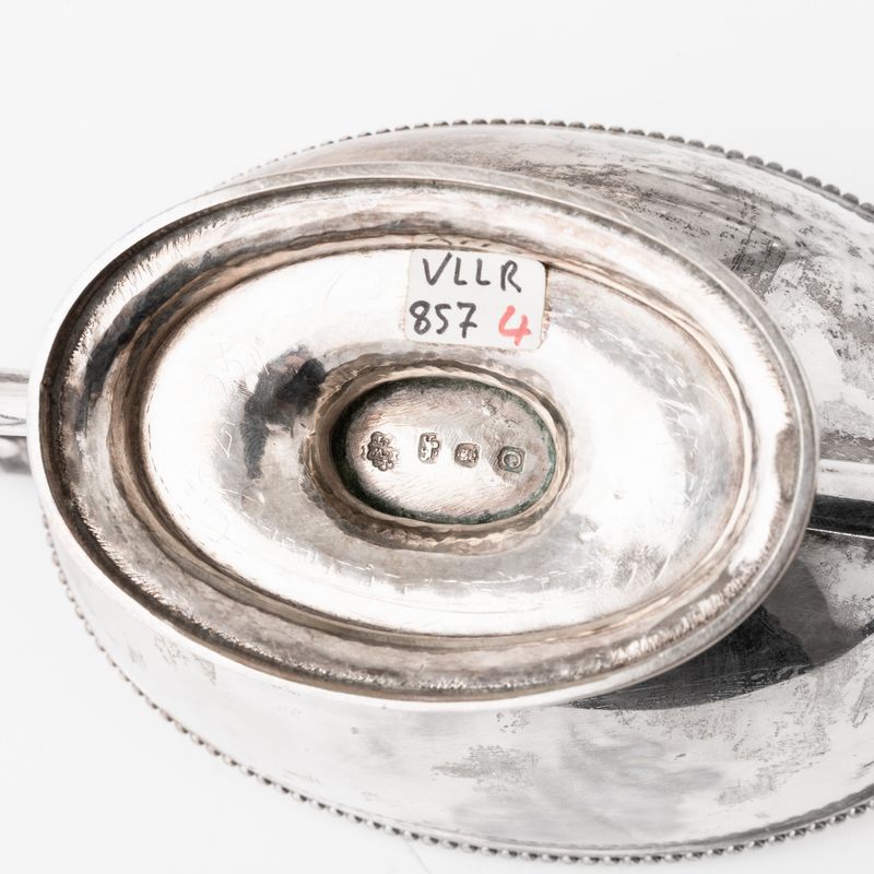 Coppia di Zuppiere. Argento Fuso e Sagomato. una con Bollo della Città di Londra per L'anno 1779 ...