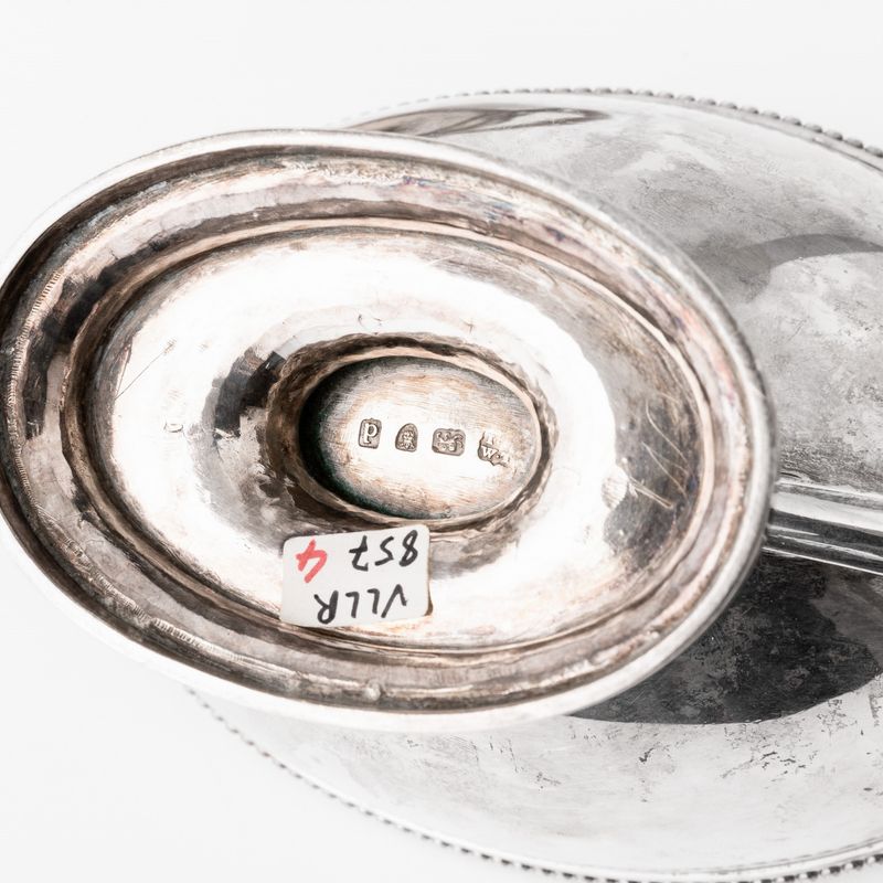 Coppia di Zuppiere. Argento Fuso e Sagomato. una con Bollo della Città di Londra per L'anno 1779 ...