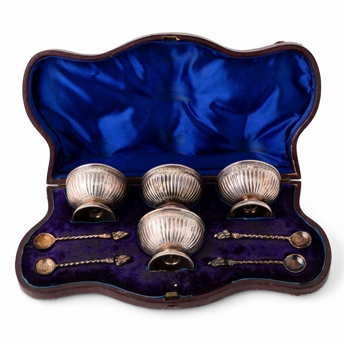 Scatola con 4 Salierine e Cucchiaini. Argento Fuso e Sagomato. Londra 1873, Argentiere R.r (non I...