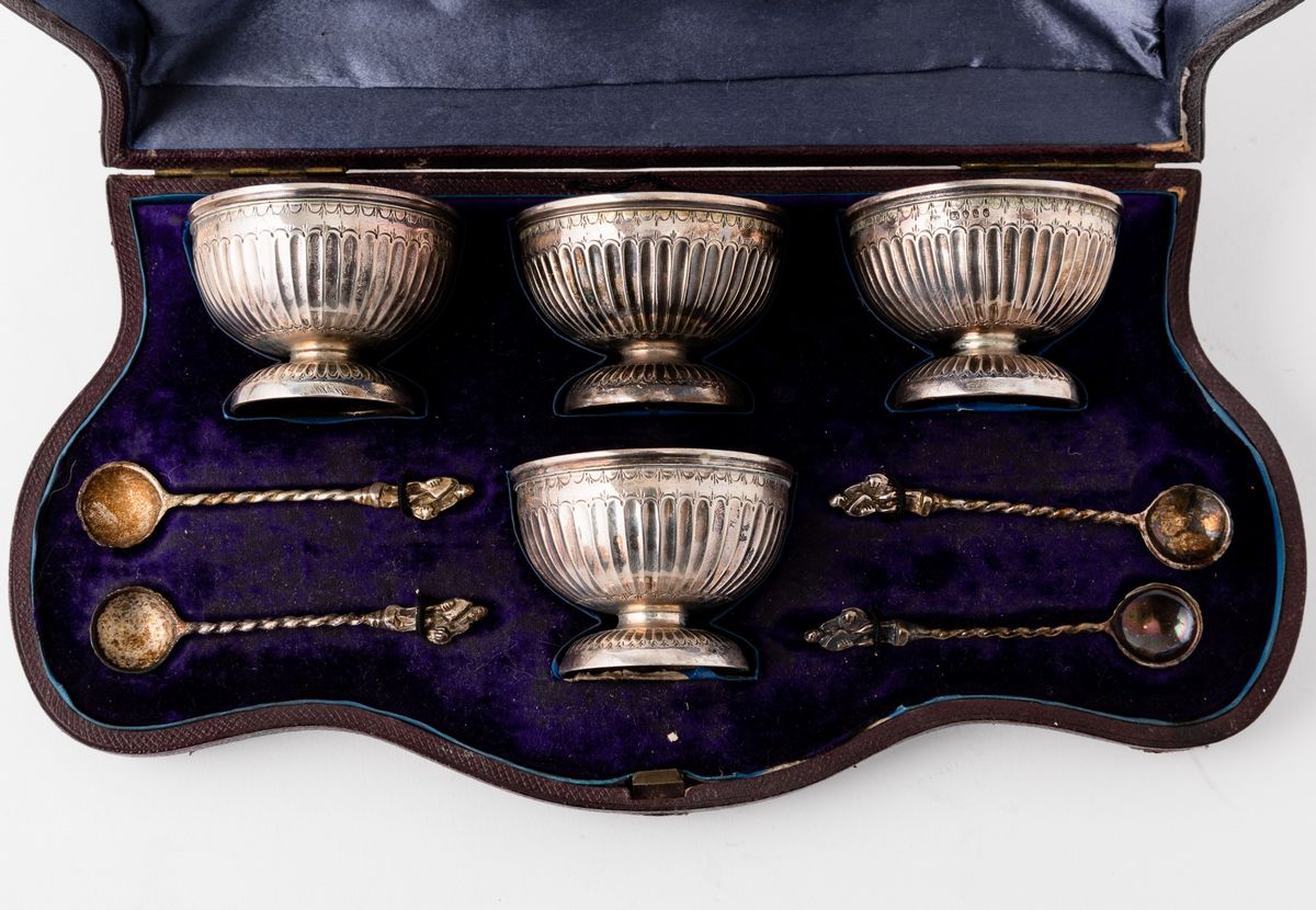 Scatola con 4 Salierine e Cucchiaini. Argento Fuso e Sagomato. Londra 1873, Argentiere R.r (non I...