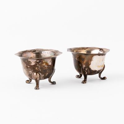 Coppia di Saliere. Argento Fuso e Sagomato. Bollo della Città di Birmingham per L'anno 1915