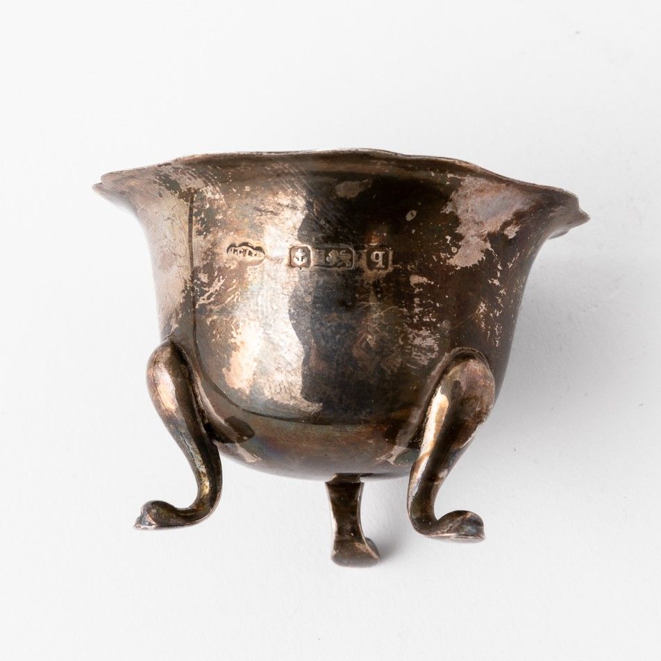 Coppia di Saliere. Argento Fuso e Sagomato. Bollo della Città di Birmingham per L'anno 1915