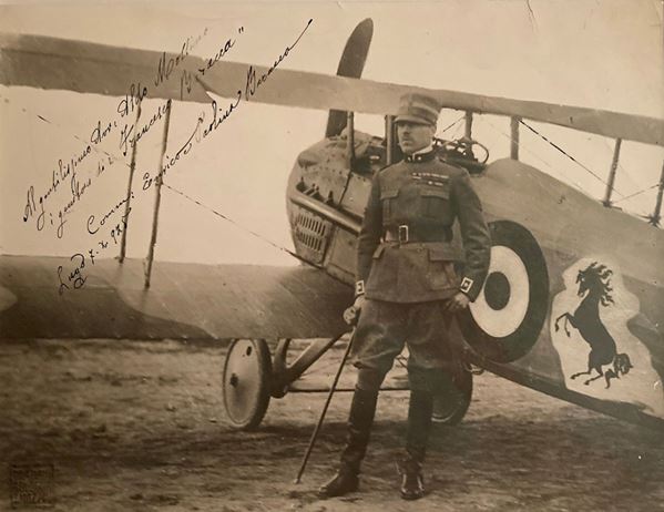 1925, fotografia cm. 24X32, incorniciata, che ritrae Francesco Baracca accanto al suo aereo SPAD S. XIII