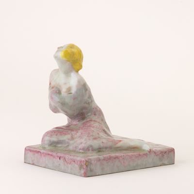Figura di Donna in Ceramica con Decoro in Policromia su Base Rettangolare.