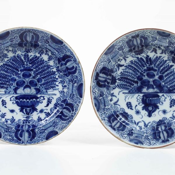 Coppia di piatti "a penna di pavone" Olanda, Delft, XVIII secolo