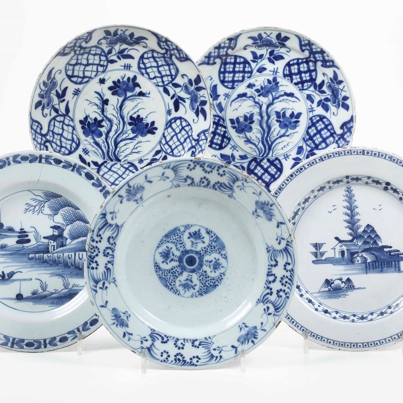 Cinque piatti Olanda, Manifatture di Delft, XVIII  - Auction Ceramics - Cambi Casa d'Aste