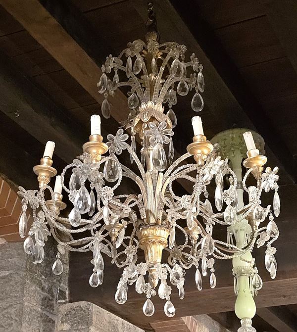 Lampadario in legno e gocce in vetro a otto luci