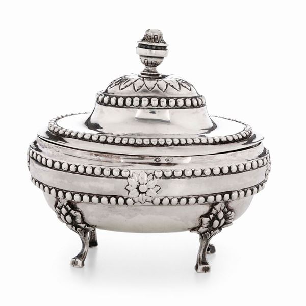 Zuccheriera in argento fuso, sbalzato e cesellato. Torino, ultimo decennio del XVIII secolo. Assaggiatore Giuseppe Fontana