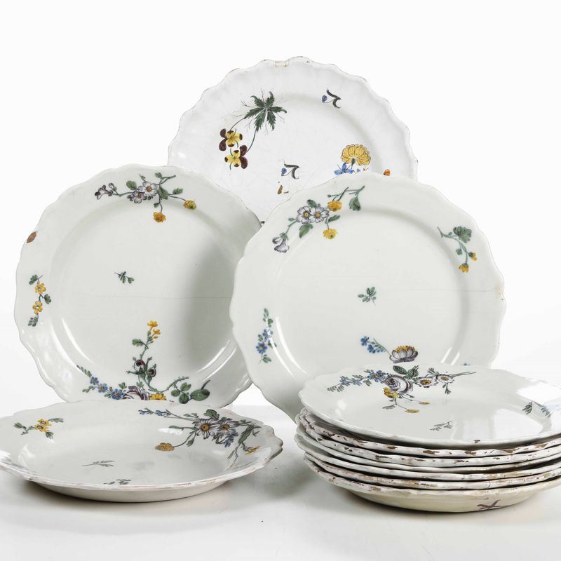 Undici piatti Francia, Manifattura di Moustier, XVIII secolo  - Asta Ceramiche - Cambi Casa d'Aste