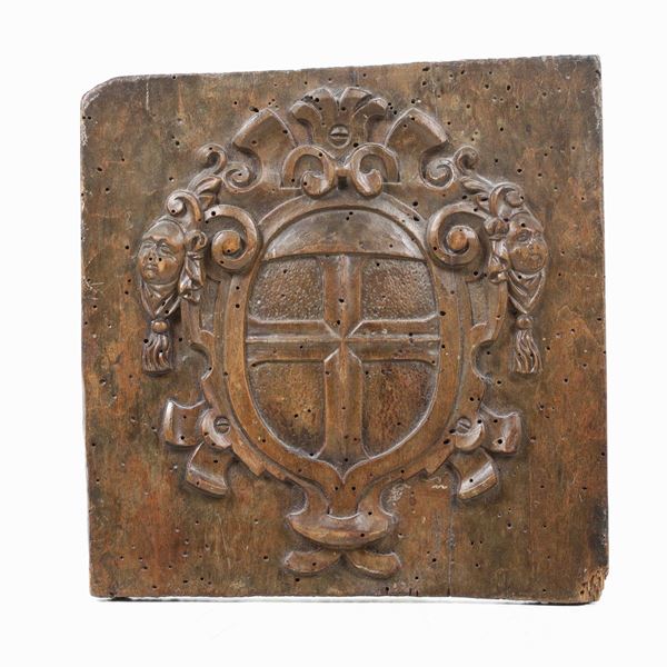 Piccolo stemma "manierista", noce scolpito fine XVI secolo