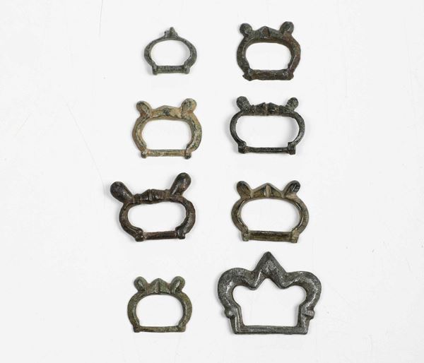 Piccola collezione (8 pezzi) di fibbie gotiche, bronzo e metallo
