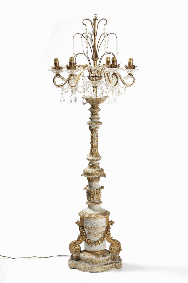 Lampada da terra in legno intagliato, laccato e dorato  - Auction Antique January - Cambi Casa d'Aste
