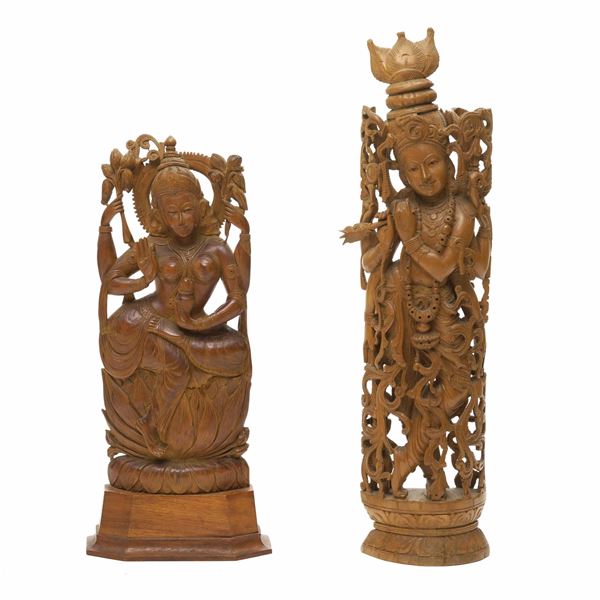 Lotto composto da due figure di divinità scolpite in legno, India, XIX secolo
