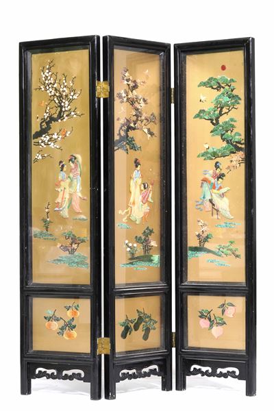 Paravento a tre ante con innesti in pietre dure raffiguranti fanciulle entro paesaggio, Cina, XX ...