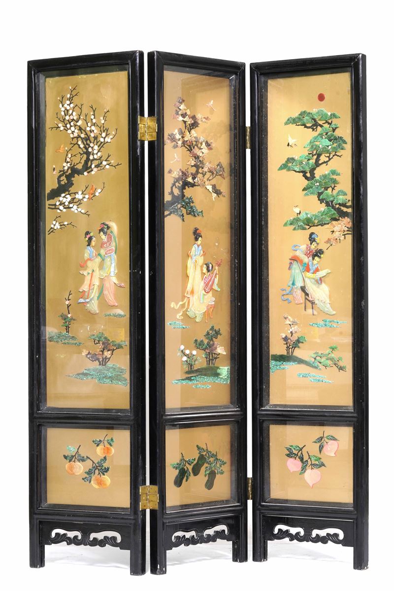 Paravento a tre ante con innesti in pietre dure raffiguranti fanciulle entro paesaggio, Cina, XX secolo  - Auction Orietal Art - Cambi Casa d'Aste