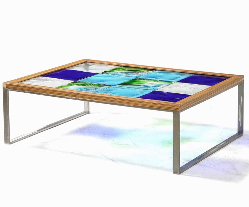 Tavolino con struttura in metallo e piano in vetri colorati. XX secolo  - Auction  [..]