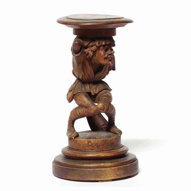 Gueridon in legno scolpito raffigurante il gobbo Quasimodo. XIX-XX secolo  - Asta Antiquariato gennaio - Cambi Casa d'Aste