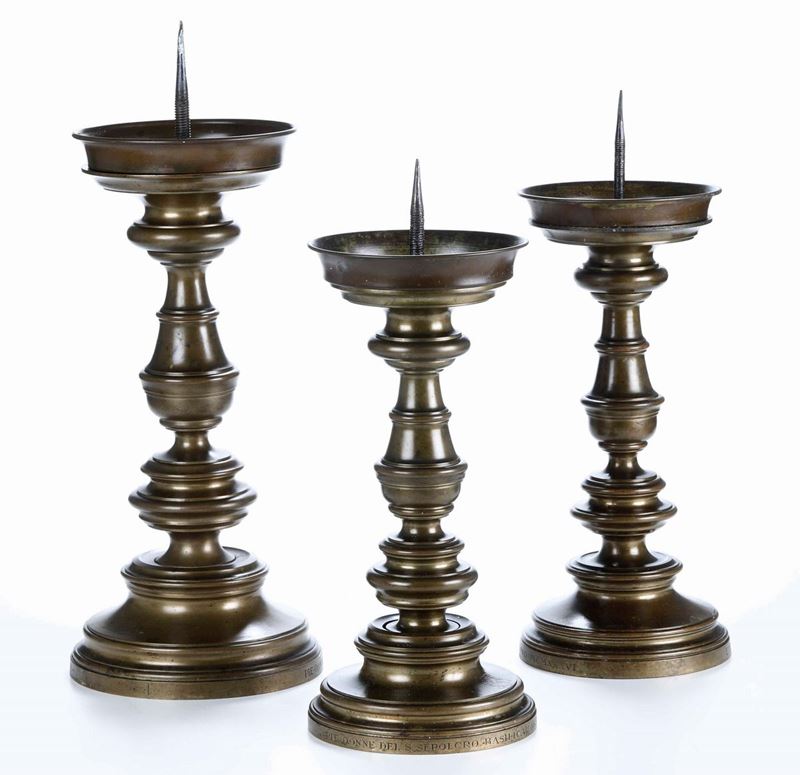 Lotto di tre candelieri in bronzo dorato in stile tardo gotico (datati 1934). Fonditore lombardo del XX secolo  - Auction Sculptures - Cambi Casa d'Aste