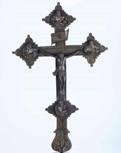 Bronzista Veneto. Antica Croce Astile in Bronzo Fuso e Cesellato con Evangelisti e Simboli della ...