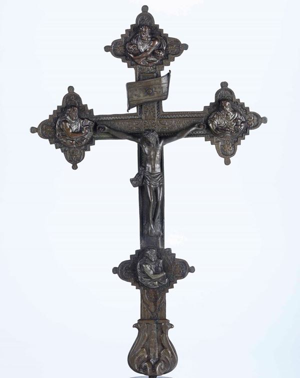 Bronzista veneto. Antica croce astile in bronzo fuso e cesellato con Evangelisti e simboli della passione. Fonditore veneto del XVIII secolo