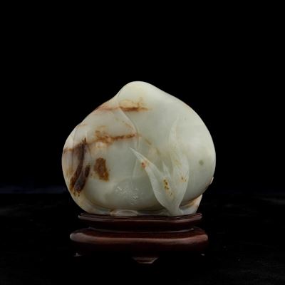 Cina, Dinastia Qing (Qianlong), Gruppo scolpito in giada celadon e russet raffigurante pesca con ...