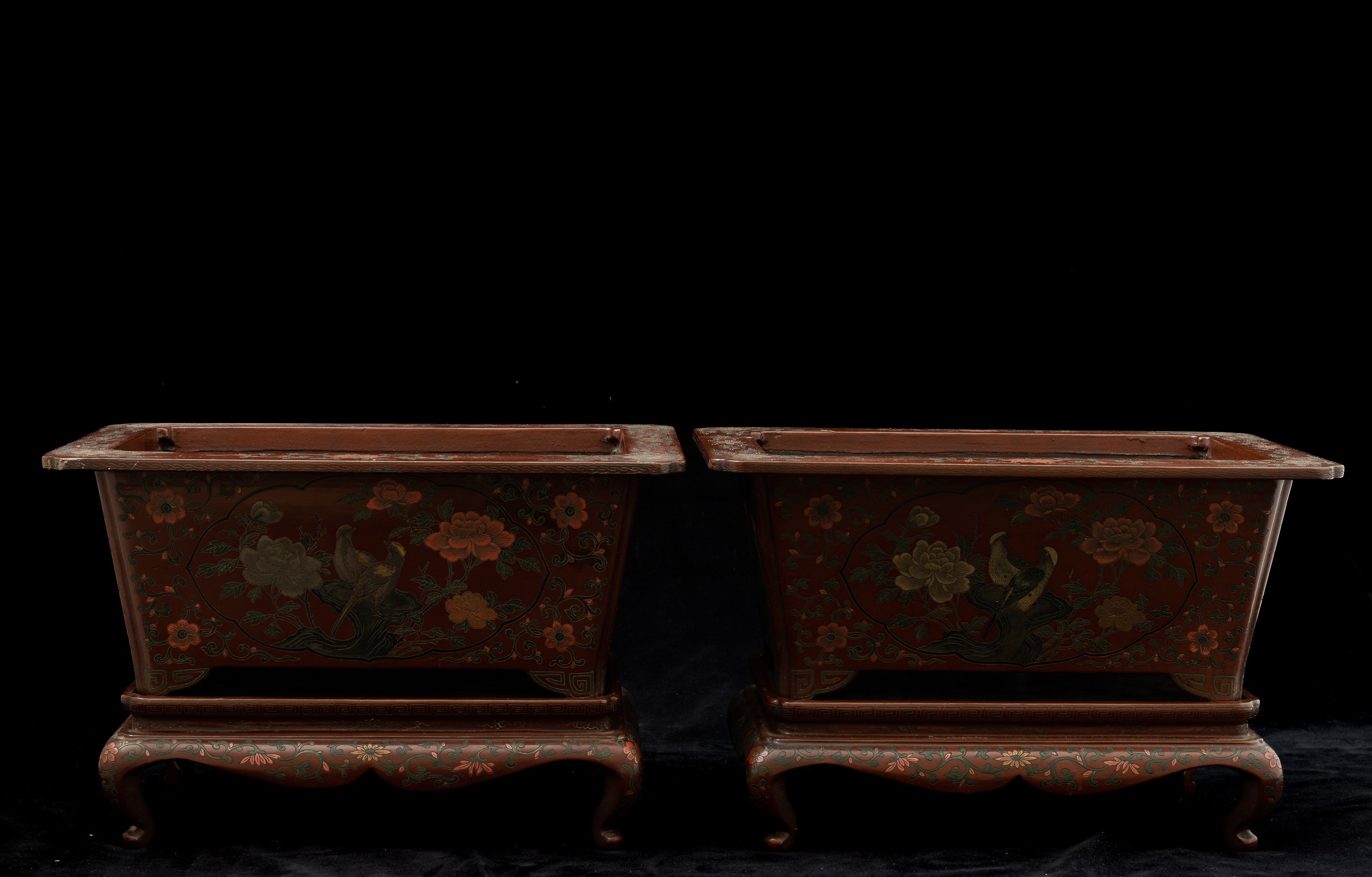 Coppia di Giardiniere in Legno Laccato con Decorazioni Floreali e Uccelli, Cina, Dinastia Qing, X...