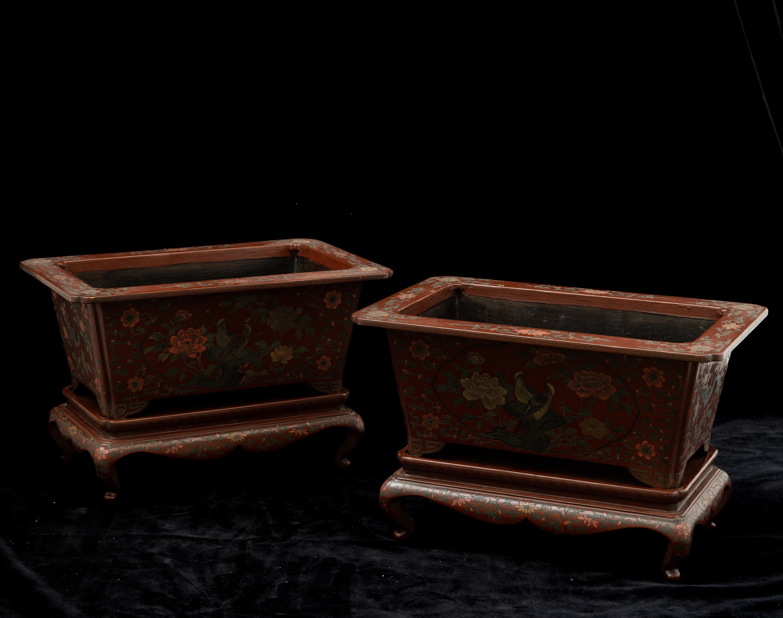 Coppia di Giardiniere in Legno Laccato con Decorazioni Floreali e Uccelli, Cina, Dinastia Qing, X...