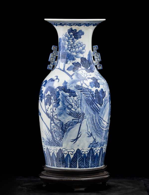 Vaso in porcellana bianca e blu con piccole anse sagomate e raffigurante pavone e fiori di loto, Cina, Dinastia Qing, XIX secolo