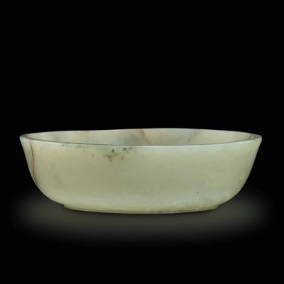 Piccola Ciotola Scolpita in Giada Celadon e Russet, Cina, Dinastia Qing, XVIII Secolo