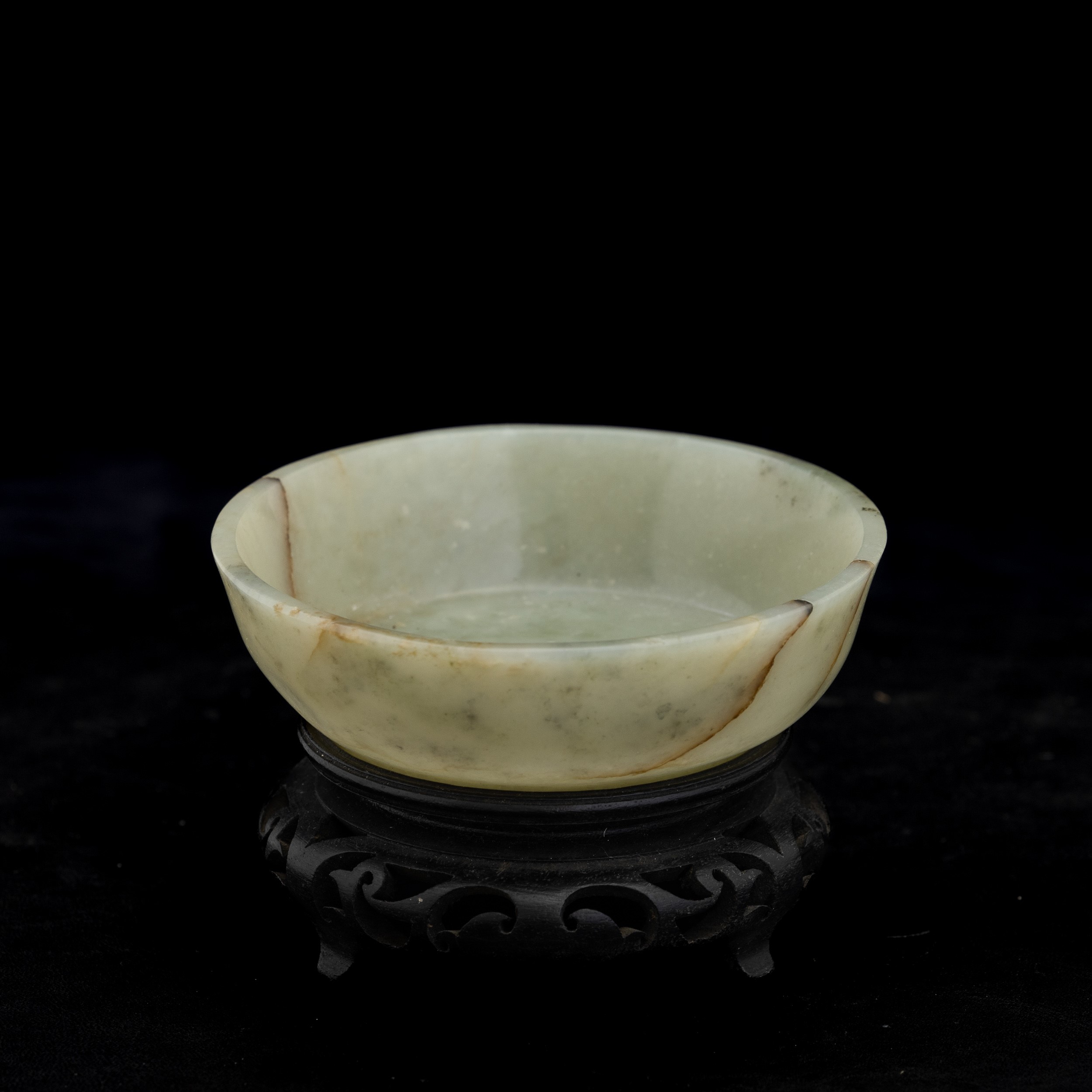 Piccola Ciotola Scolpita in Giada Celadon e Russet, Cina, Dinastia Qing, XVIII Secolo