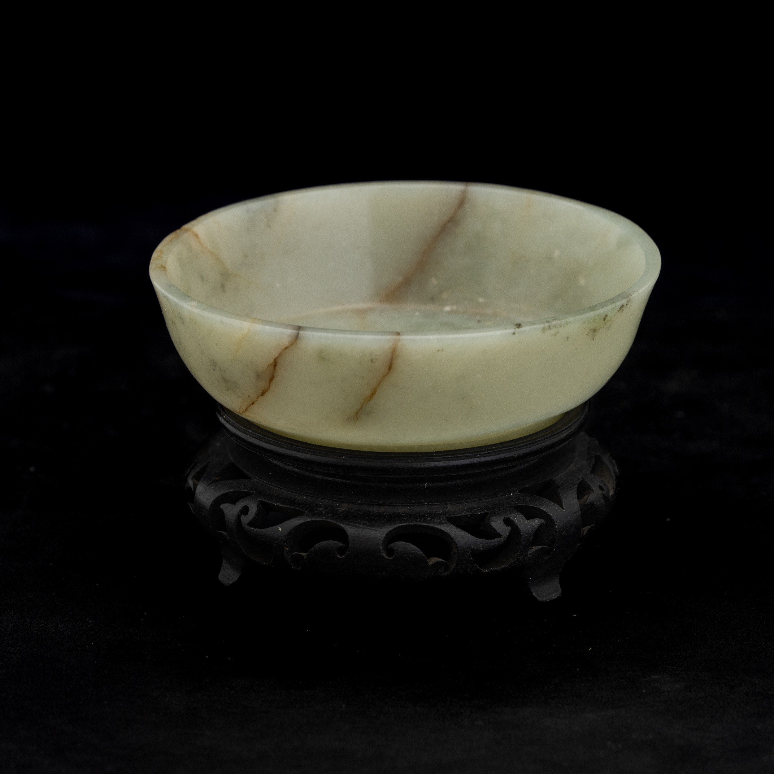 Piccola Ciotola Scolpita in Giada Celadon e Russet, Cina, Dinastia Qing, XVIII Secolo