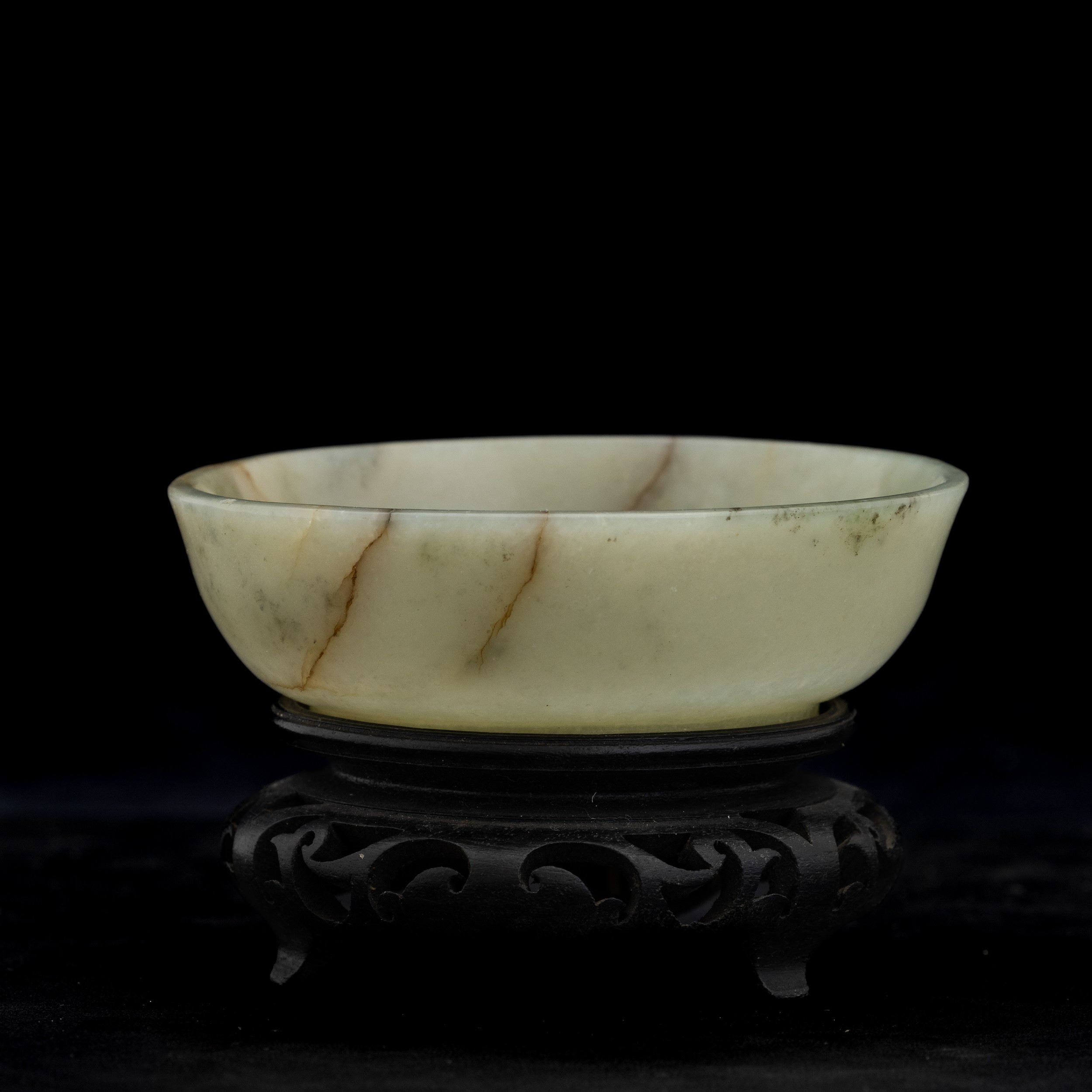 Piccola Ciotola Scolpita in Giada Celadon e Russet, Cina, Dinastia Qing, XVIII Secolo