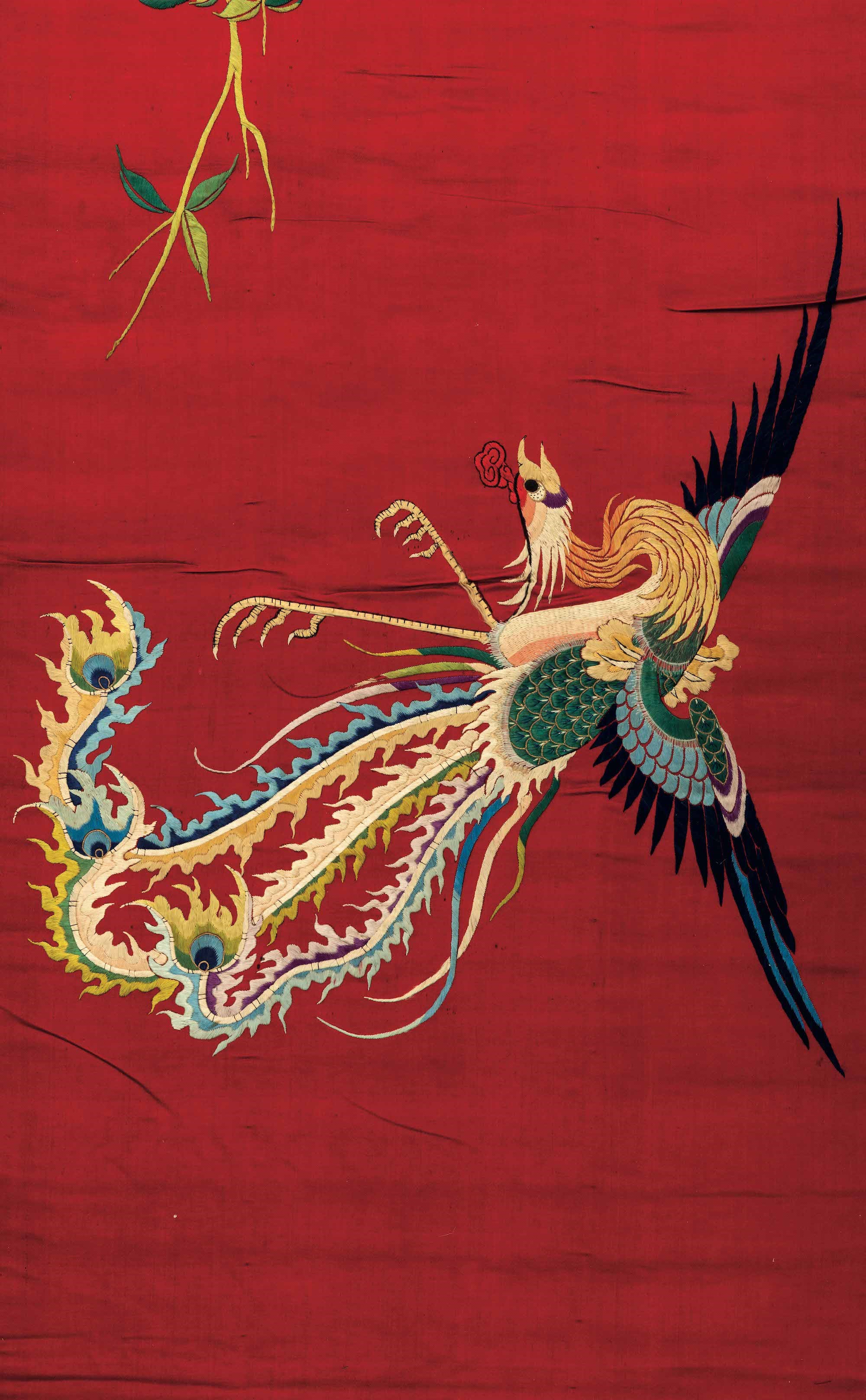 Coppia di Kesi Finemente Ricamati in Seta con Raffigurazioni Naturalistiche su Fondo Rosso, Cina,...