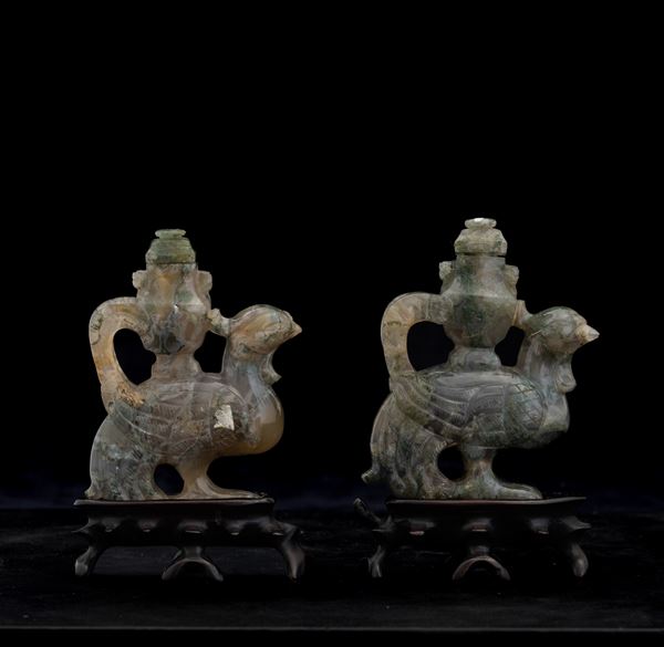 Coppia di contenitori con coperchio a foggia di fenice scolpiti in agata, Cina, Dinastia Qing, XIX secolo