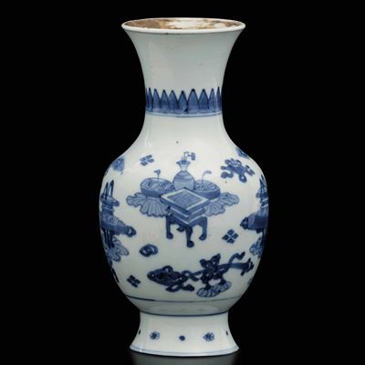 Vaso in Porcellana Bianca e Blu Raffigurante Soggetto Naturalistico, Cina, Dinastia Qing, Epoca K...