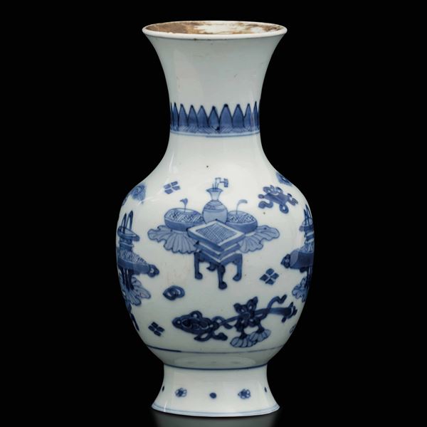 Vaso in porcellana bianca e blu raffigurante soggetto naturalistico, Cina, Dinastia Qing, epoca Kangxi (1662-1722)