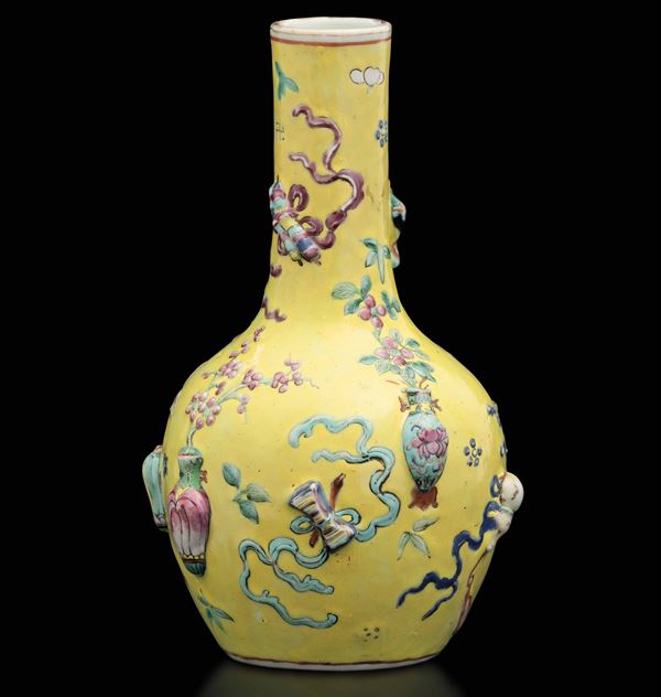 Vaso a bottiglia in porcellana con decori naturalistici a rilievo su fondo giallo, Cina, Dinastia Qing, epoca Guangxu (1875-1908)