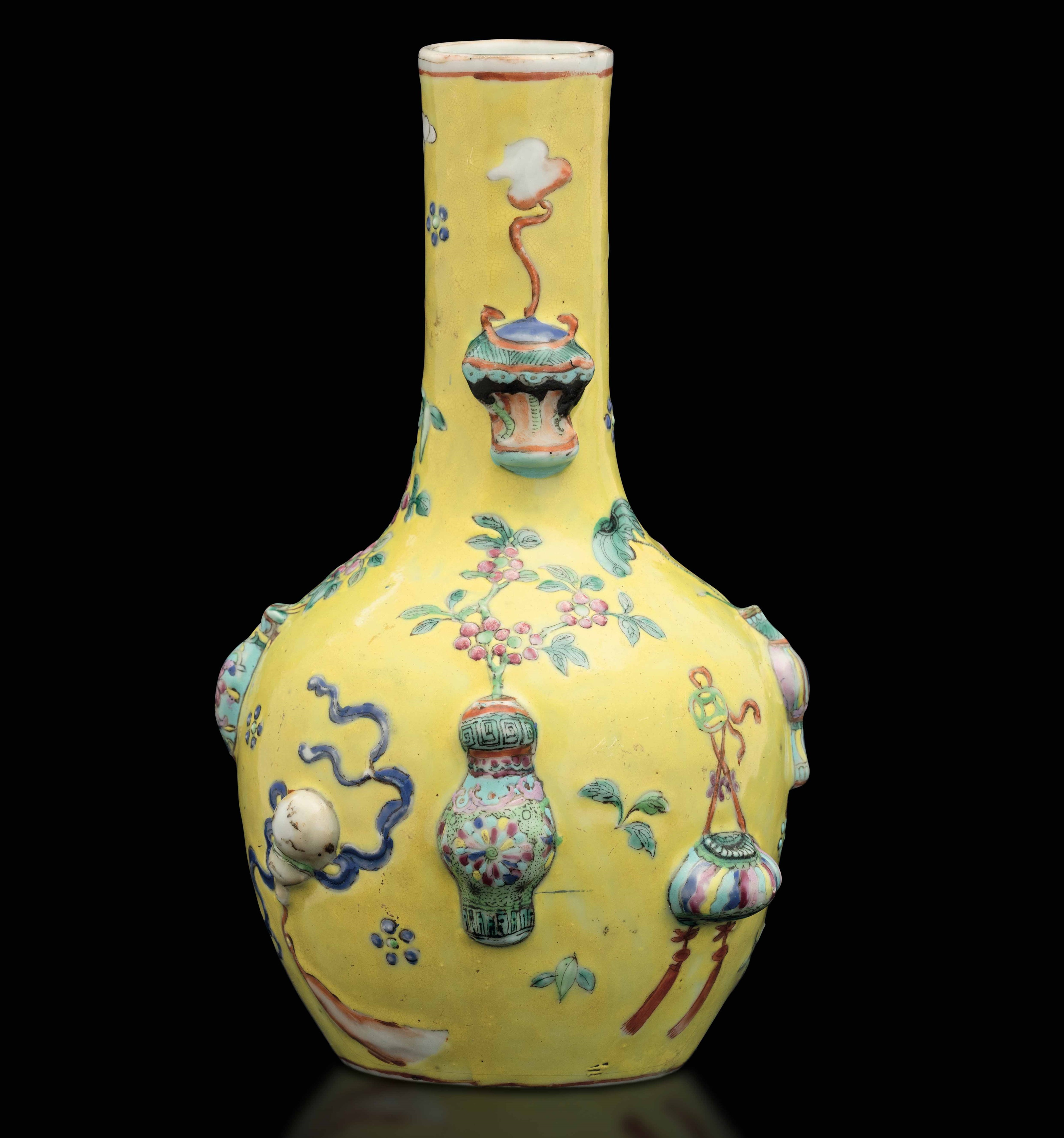Vaso a Bottiglia in Porcellana con Decori Naturalistici a Rilievo su Fondo Giallo, Cina, Dinastia...