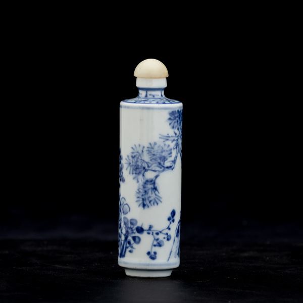 Snuff bottle in porcellana bianca e blu raffigurante paesaggio, Cina, Dinastia Qing, XIX secolo