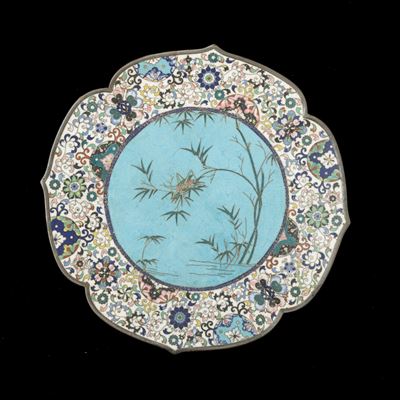 Giappone (periodo Meiji, 1868-1912), Piatto sagomato a smalti cloisonnè con decoro floreale e pae...