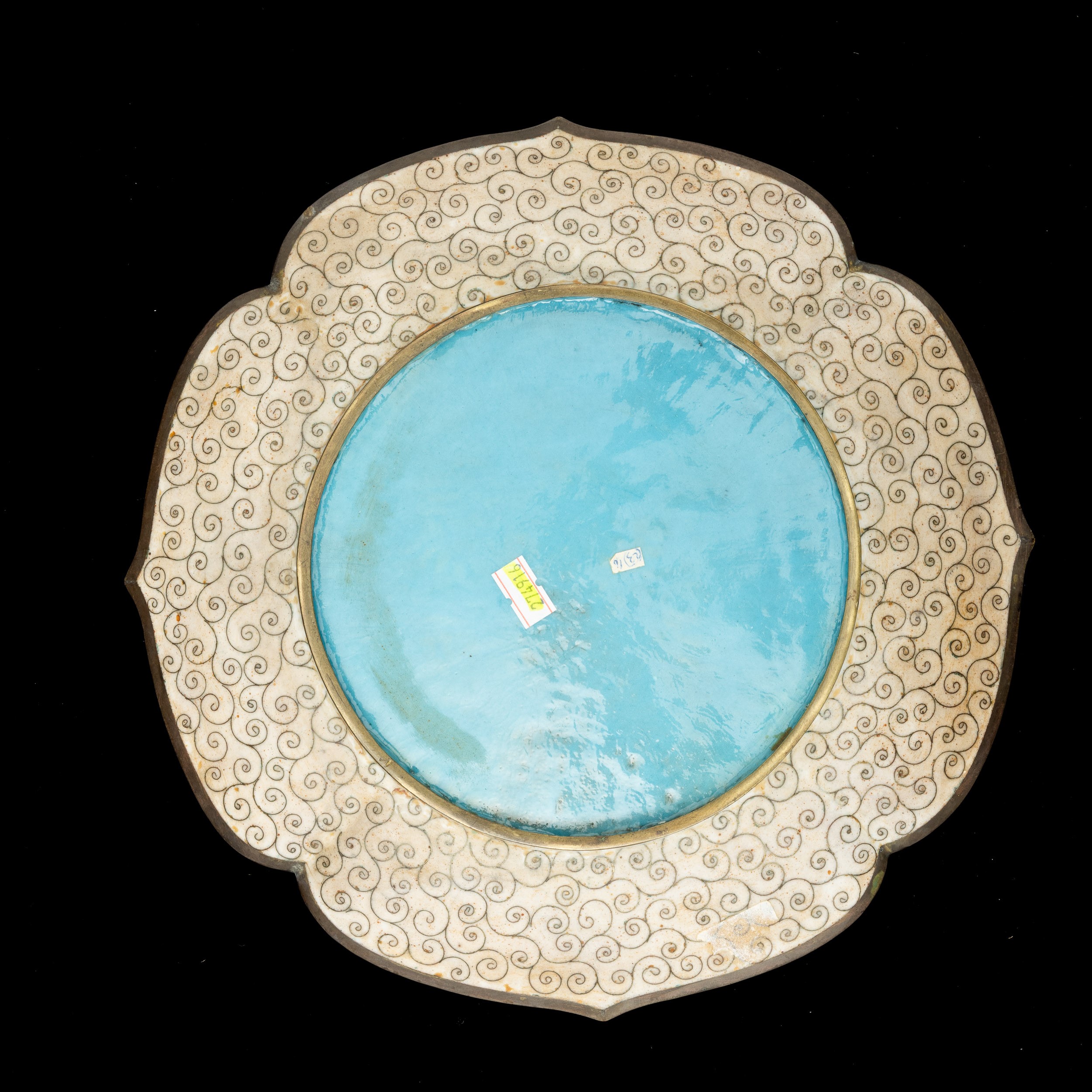 Giappone (periodo Meiji, 1868-1912), Piatto sagomato a smalti cloisonnè con decoro floreale e pae...