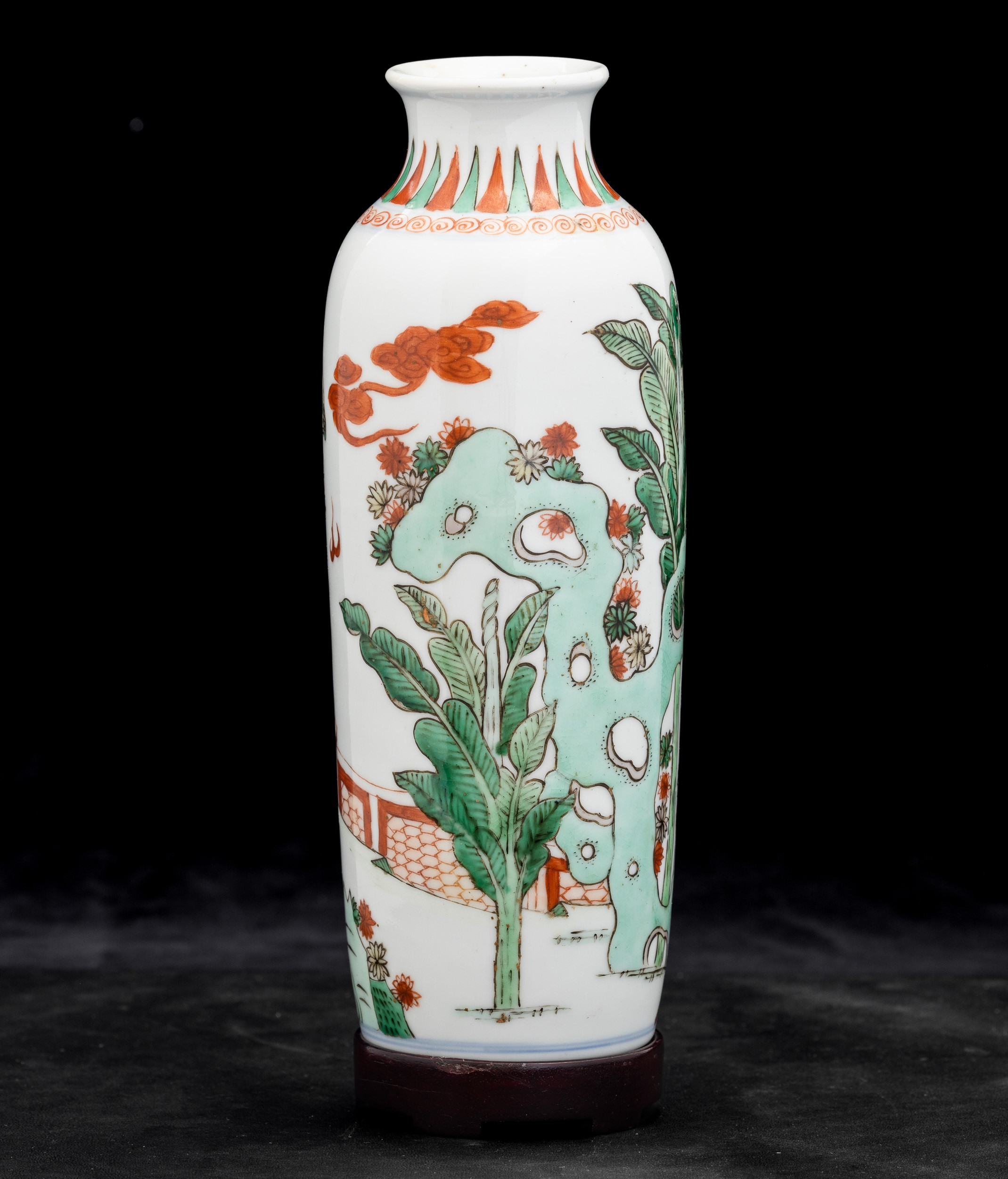 Vaso in Porcellana Famiglia Verde Raffigurante Paesaggio con Drago e Fenice, Cina, Dinastia Qing,...