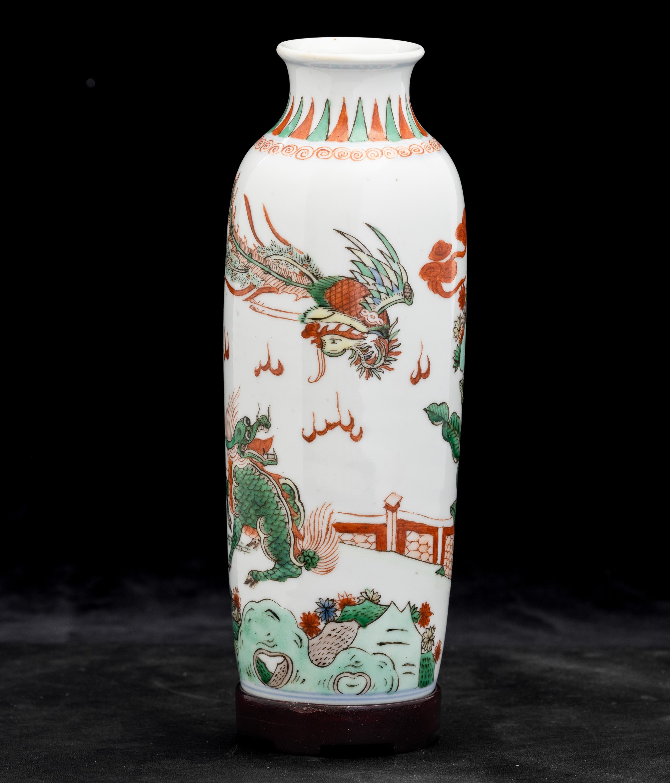 Vaso in Porcellana Famiglia Verde Raffigurante Paesaggio con Drago e Fenice, Cina, Dinastia Qing,...