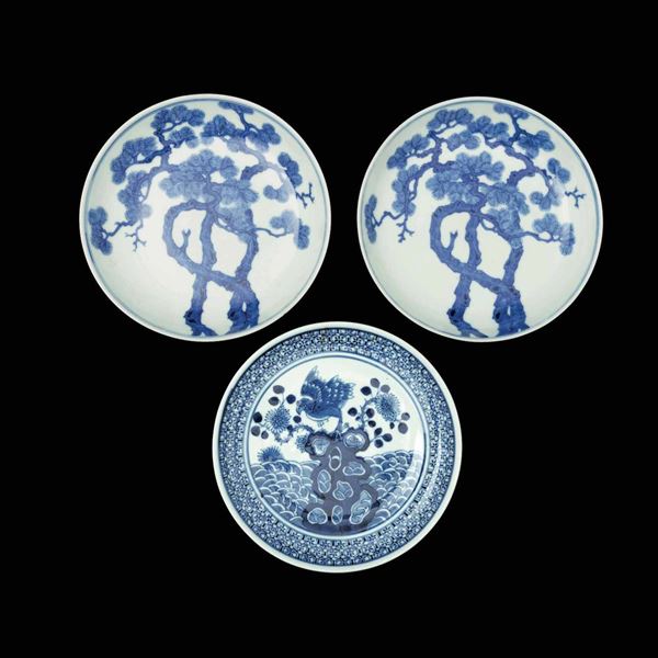Lotto composto da tre piatti in porcellana bianca e blu raffiguranti soggetti naturalistici, Cina, Dinastia Qing, XIX secolo